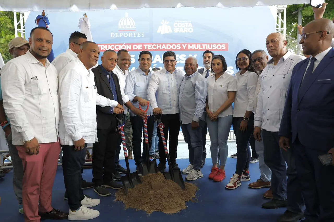 Ministro Kelvin Cruz inicia construcci&oacute;n de 11 techados multiusos en SDE
