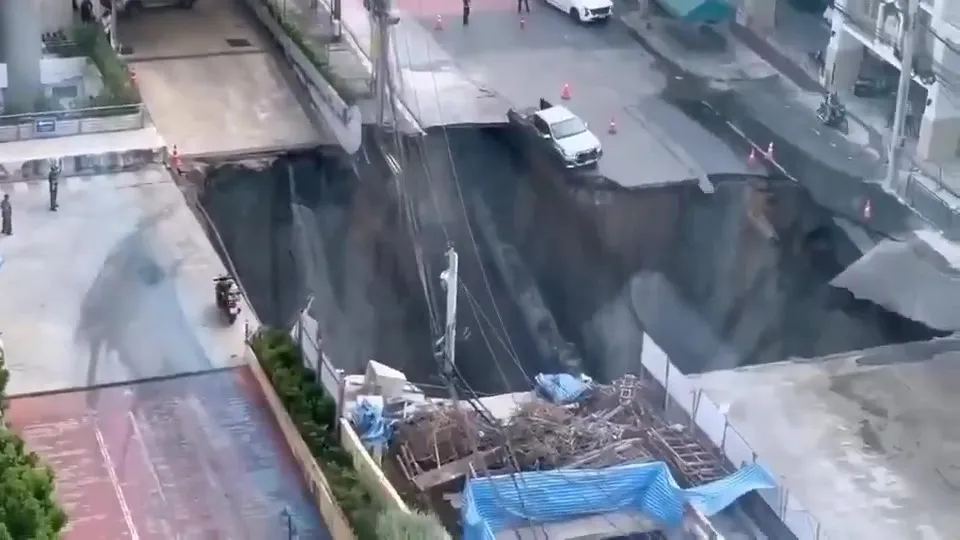 Socav&oacute;n gigantesco en Tailandia se traga veh&iacute;culos y tendido el&eacute;ctrico