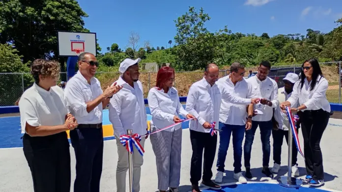 Banreservas reconstruye dos canchas en Saman&aacute;