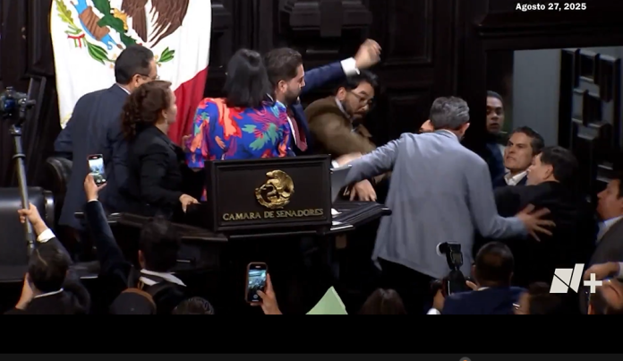 Senadores mexicanos protagonizan pelea con golpes, empujones y manotazos en Congreso