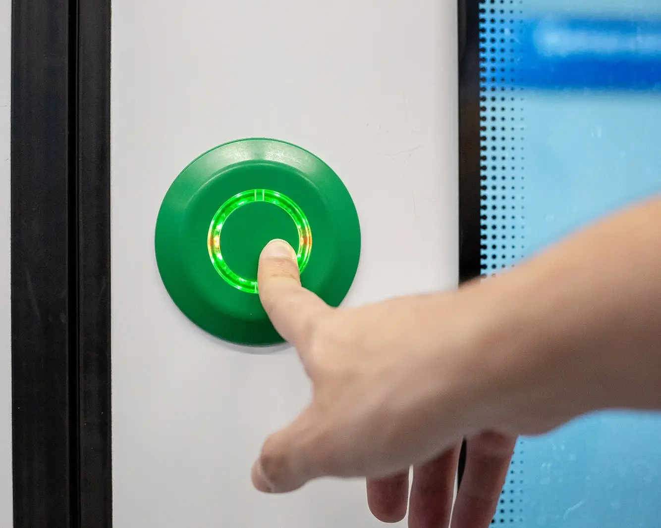 Metro de SD retoma sistema de bot&oacute;n &laquo;verde&raquo; para abrir puertas