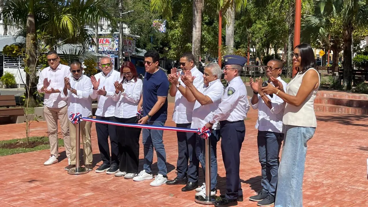 David Collado inaugura renovado Parque Central Juan Pablo Duarte en Samaná