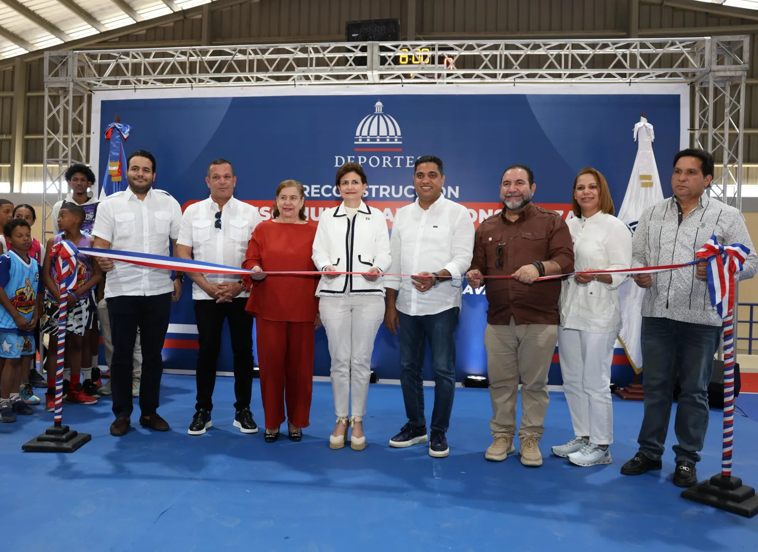 Raquel Pe&ntilde;a y Kelvin Cruz entregan remodelado Multiuso en Constanza