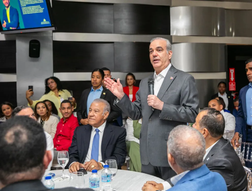 Abinader destaca reducción de la pobreza y avances económicos durante su gestión