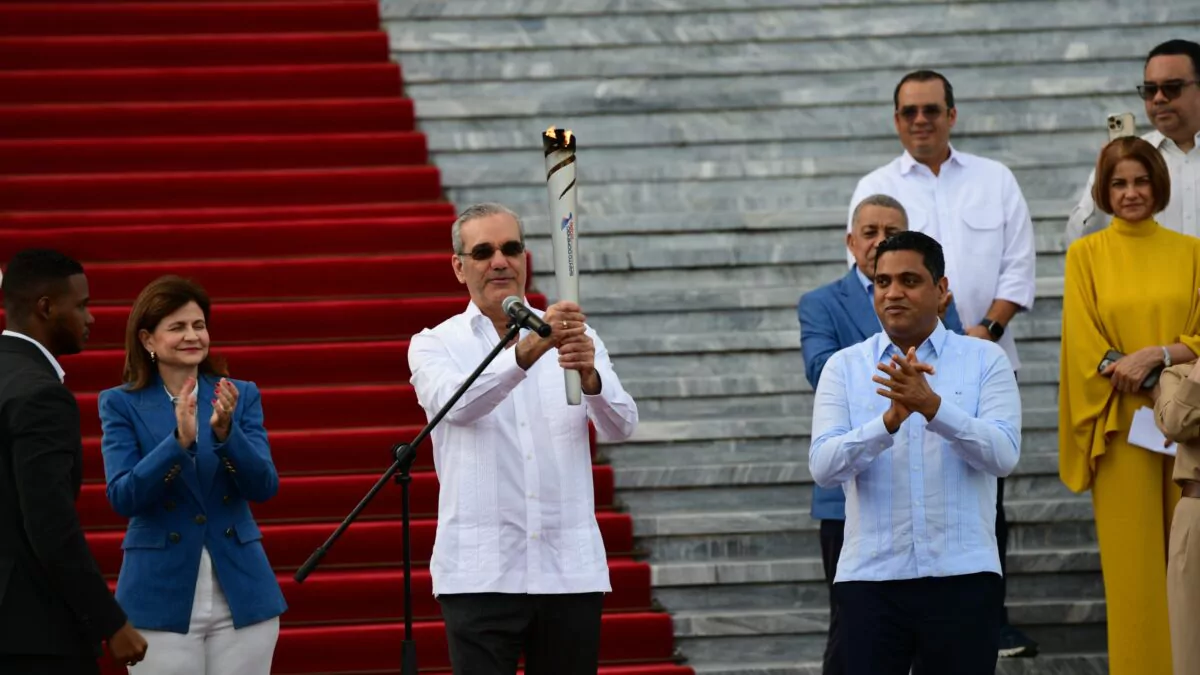 Luis Abinader oficializa el inicio de la ruta de la antorcha hacia los XXV Juegos Centroamericanos y del Caribe Santo Domingo 2026