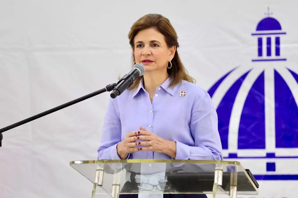 Raquel Pe&ntilde;a aterriza en Aeropuerto El Catey por prevenci&oacute;n de mal tiempo 