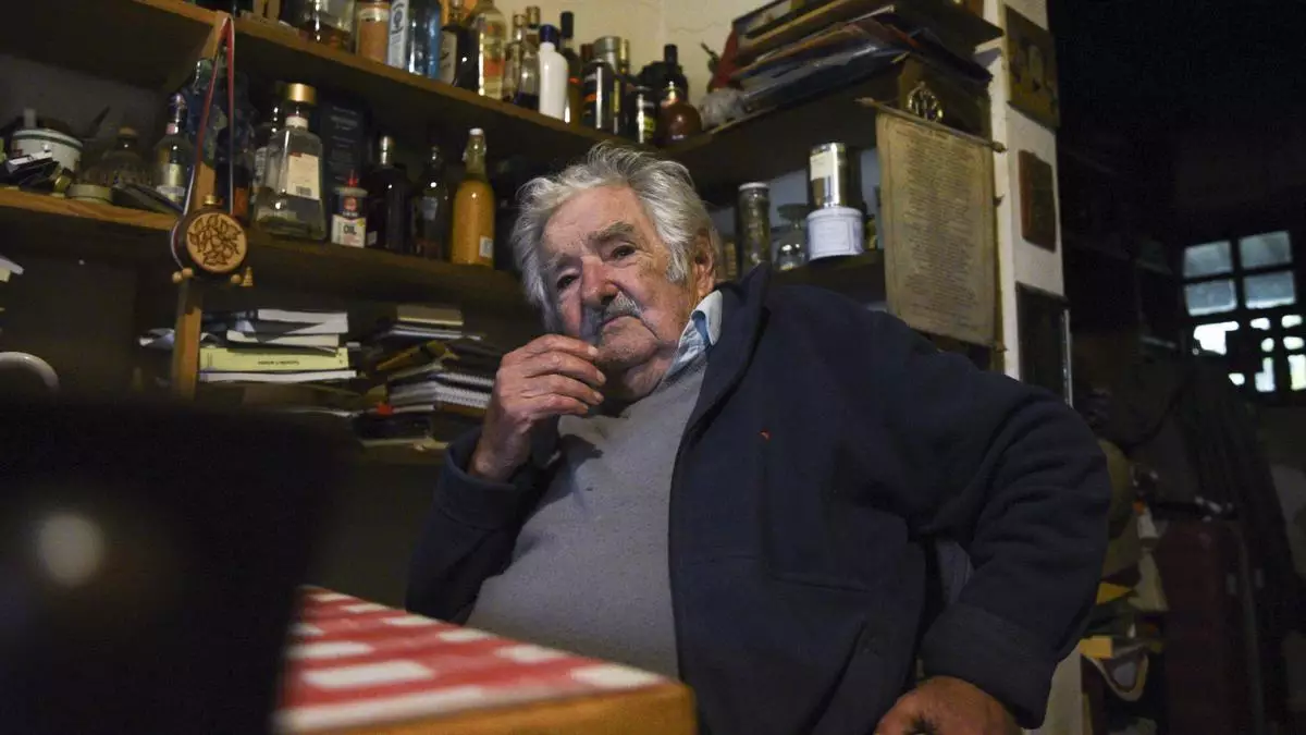 Expresidente uruguayo Jos&eacute; Mujica anuncia que tiene un tumor en el es&oacute;fago