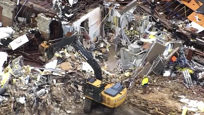 M&uacute;ltiples tornados causan destrucci&oacute;n en Oklahoma dejan al menos dos muertos