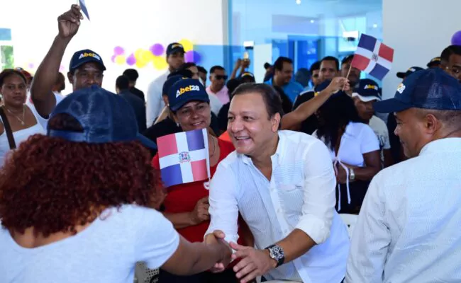 Abel Mart&iacute;nez se re&uacute;ne con los dirigentes y l&iacute;deres comunitarios de Saman&aacute;