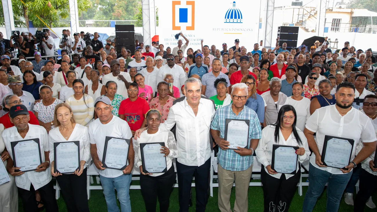 Luis Abinader entrega 442 t&iacute;tulos de propiedad en el proyecto Hato Nuevo II