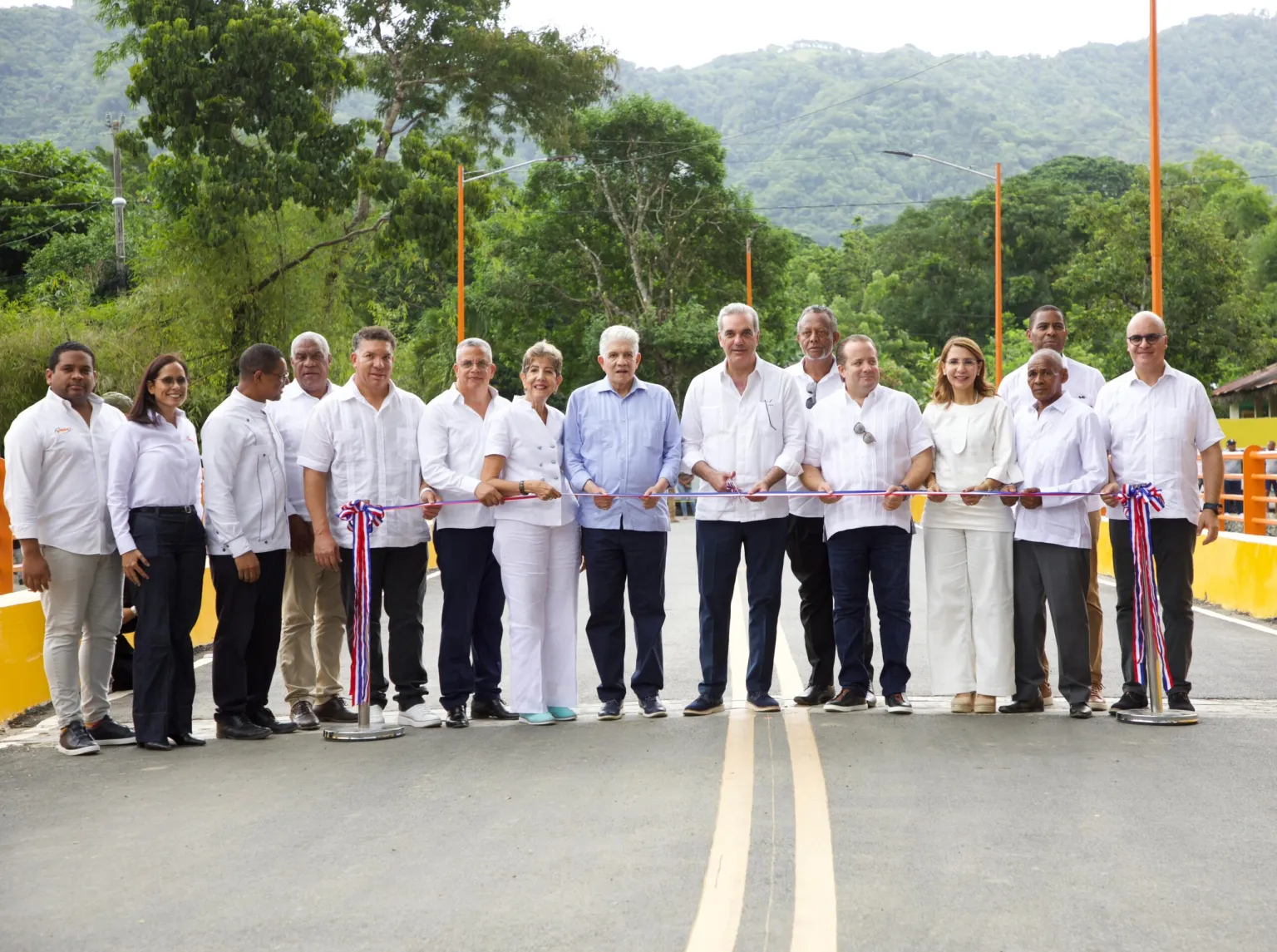 Presidente Luis Abinader entrega puente en Altamira, Puerto Plata, promoviendo desarrollo agr&iacute;cola y comunicaci&oacute;n