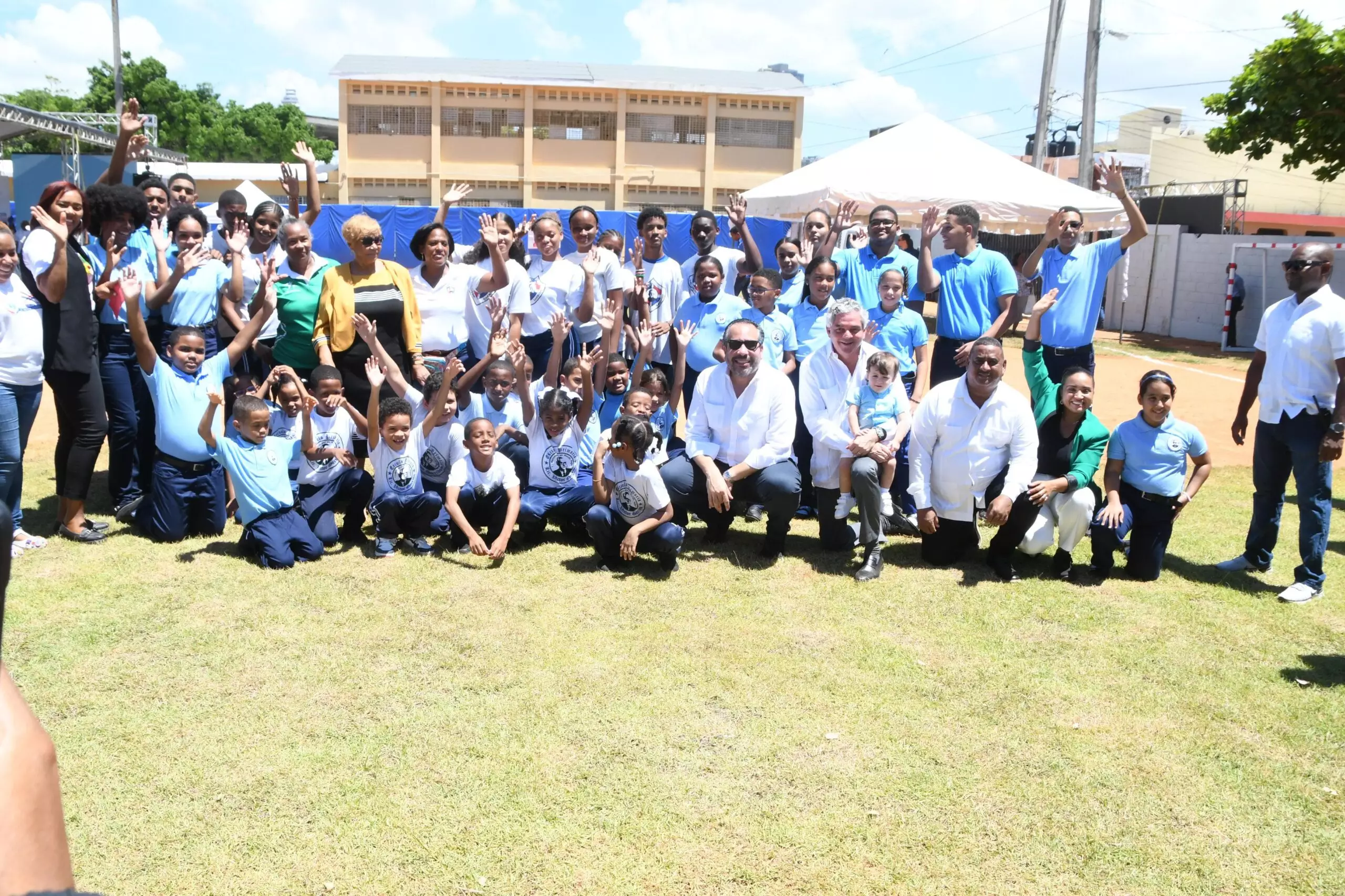 INEFI inaugura estadio de b&eacute;isbol en el Liceo V&iacute;ctor Garrido Puello y agradece al gobierno