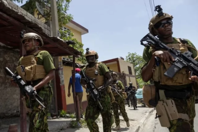 Polic&iacute;a de Hait&iacute; y agentes kenianos llevan a cabo operaci&oacute;n en zona bajo control de bandas