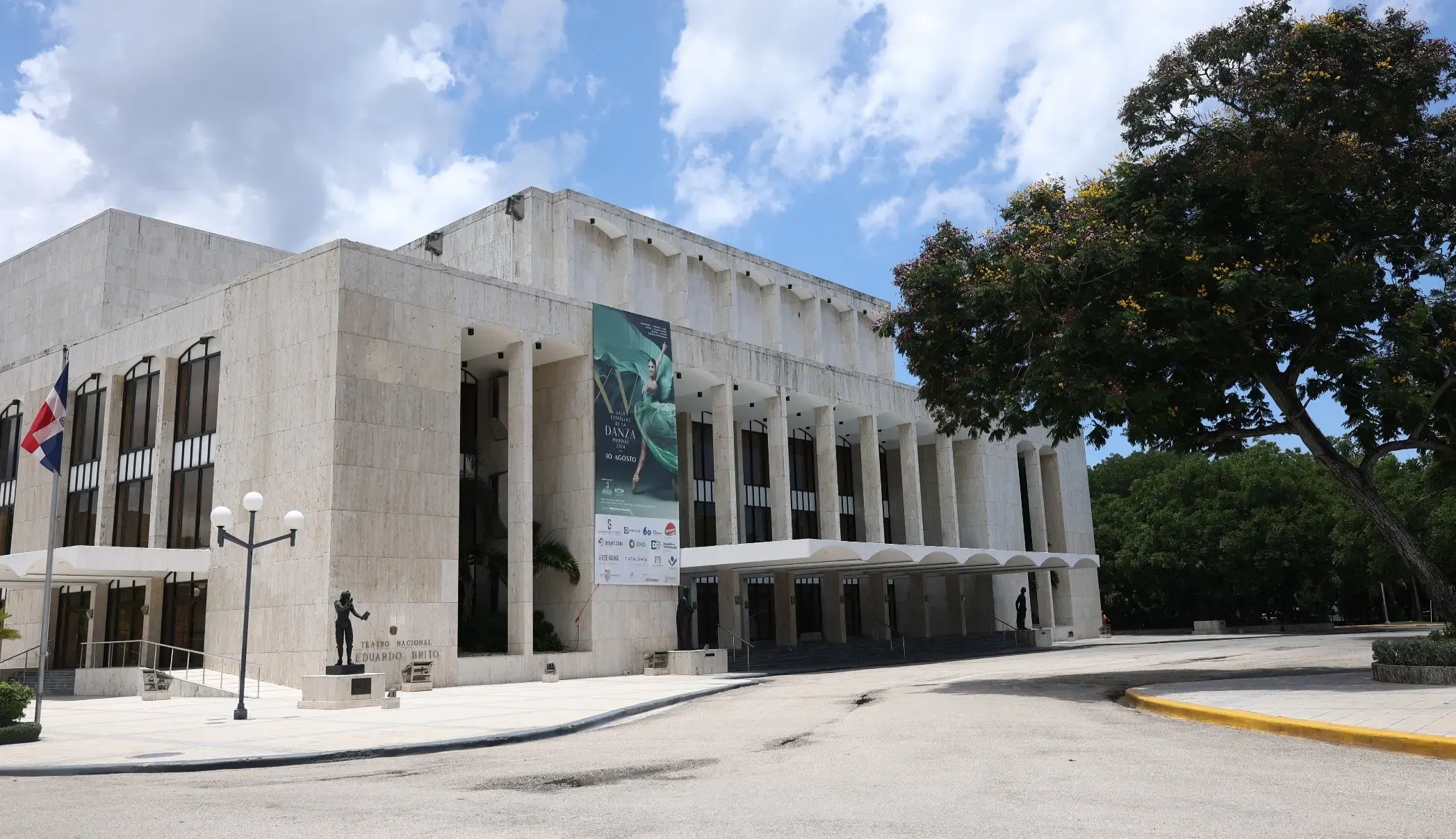 Legisladores aprueban juramentaci&oacute;n de Abinader en el Teatro Nacional