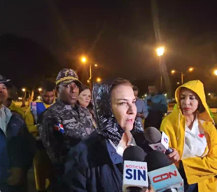 Carolina Mejía plantea acciones para recuperar el Malecón tras el paso del huracán