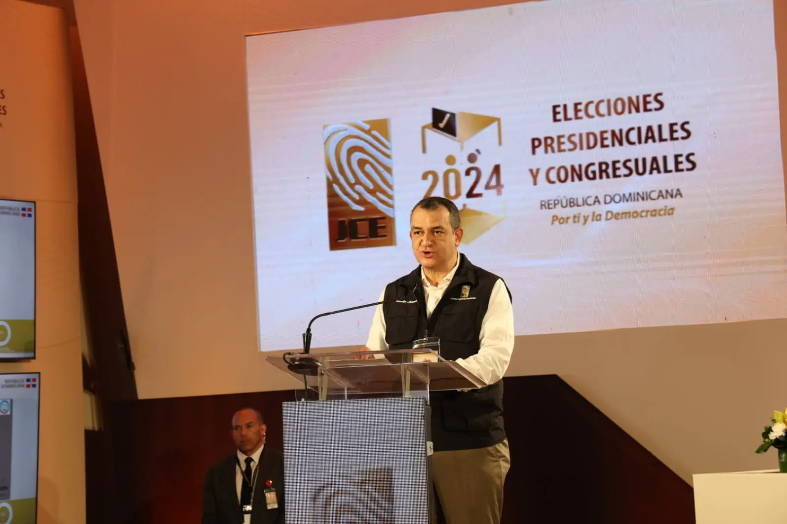 JCE pide a la población votar con civismo