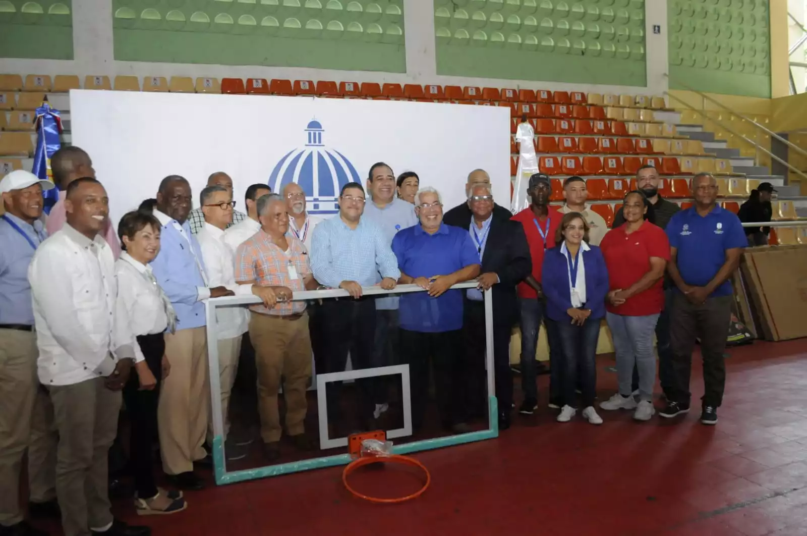 Ministro de deportes inicia entrega masiva de tableros de cristal 
