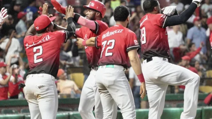 Gonz&aacute;lez y De la Cruz encabezan triunfo y acercan a los Leones a la final