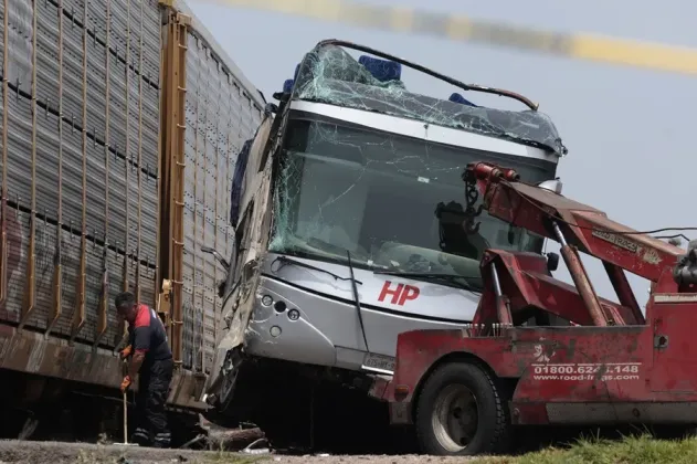 Un tren arrolla a un autob&uacute;s y deja ocho muertos en el estado de M&eacute;xico