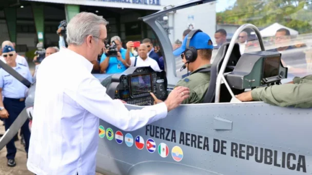 Luis Abinader supervisa avance en el ensamblaje de aeronaves
