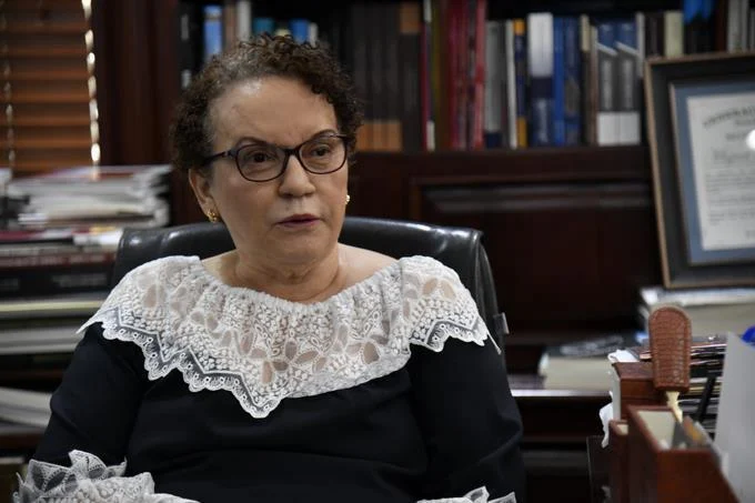 La Procuradora hace constantes reproches a sus subalternos