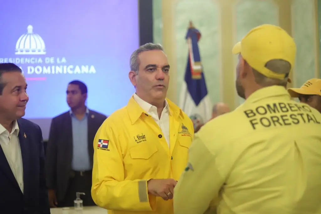 Abinader ofrece bono y seguro premium a los bomberos forestales
