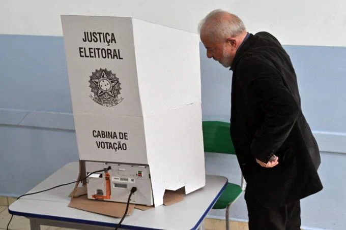 Lula vota y desea que Brasil "vuelva a la normalidad"