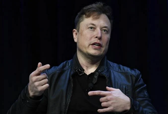 Tesla entrega su primer camión eléctrico con Elon Musk al volante