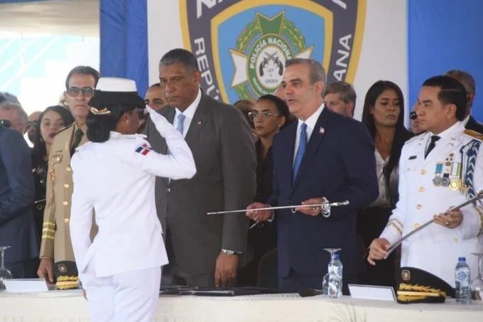 Luis Abinader encabeza graduaci&oacute;n de 28 oficiales de la Polic&iacute;a Nacional que se integrar&aacute;n a las labores del orden