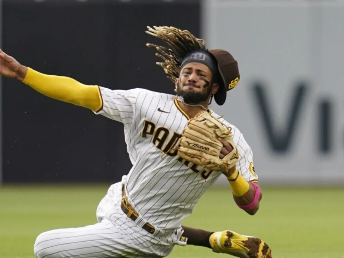 Fernando Tatis Jr anota incre&iacute;ble tiro a 100 millas para eliminar corredor