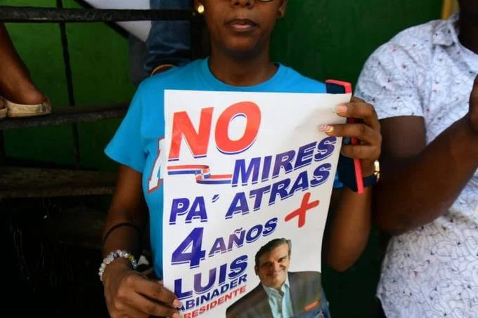 &ldquo;No mire para atr&aacute;s, 4 a&ntilde;os m&aacute;s" le gritaban a Luis Abinader cuando encabeza obras