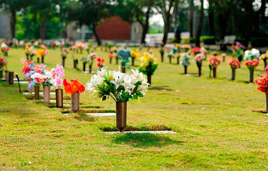 Cientos de personas visitan los cementerios en el Día de las Madres
