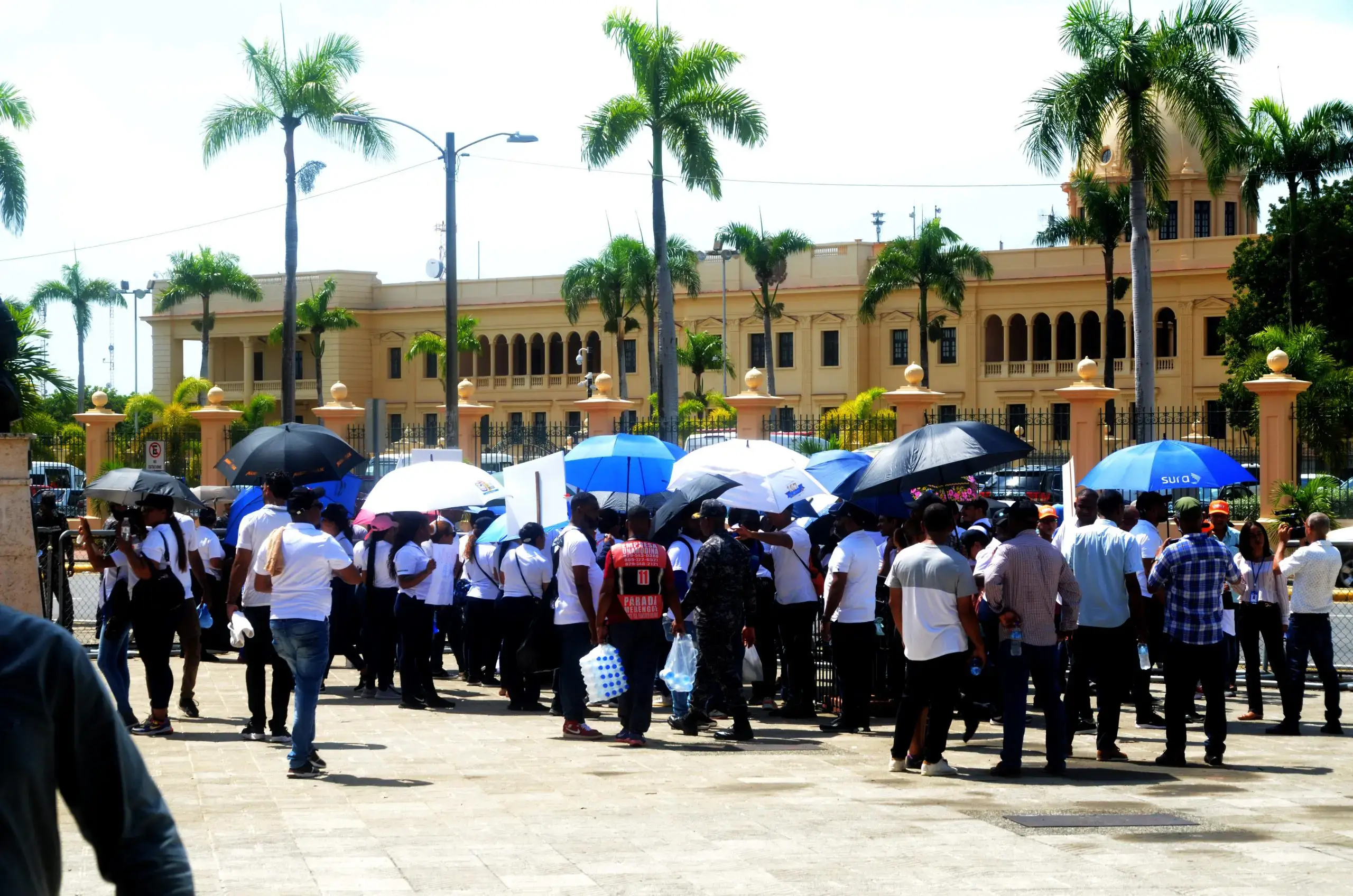 Empleados del Metro SD realizan marcha hacia al Palacio Nacional
