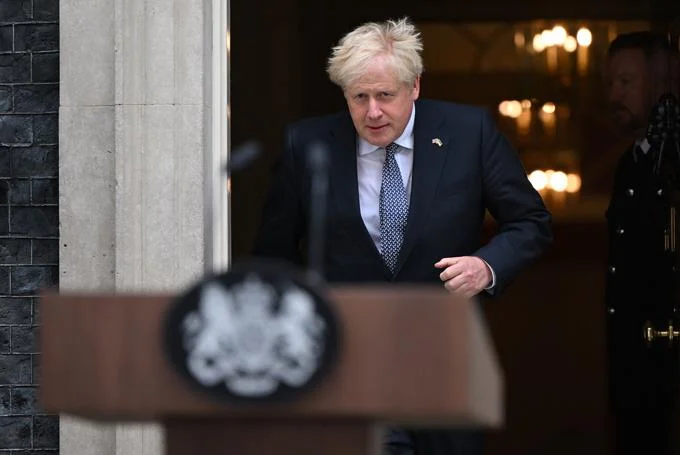 Boris Johnson dimite como líder conservador pero seguirá en el poder hasta que se nombre a su sucesor