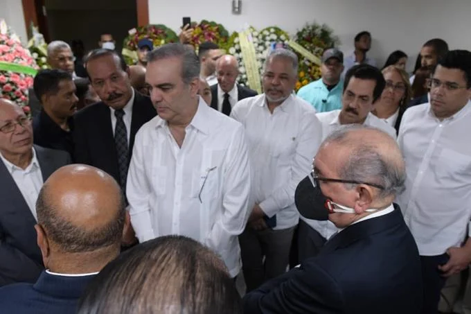 Abinader y Danilo conversan un rato en velatorio de la madre de Temo y José Montás