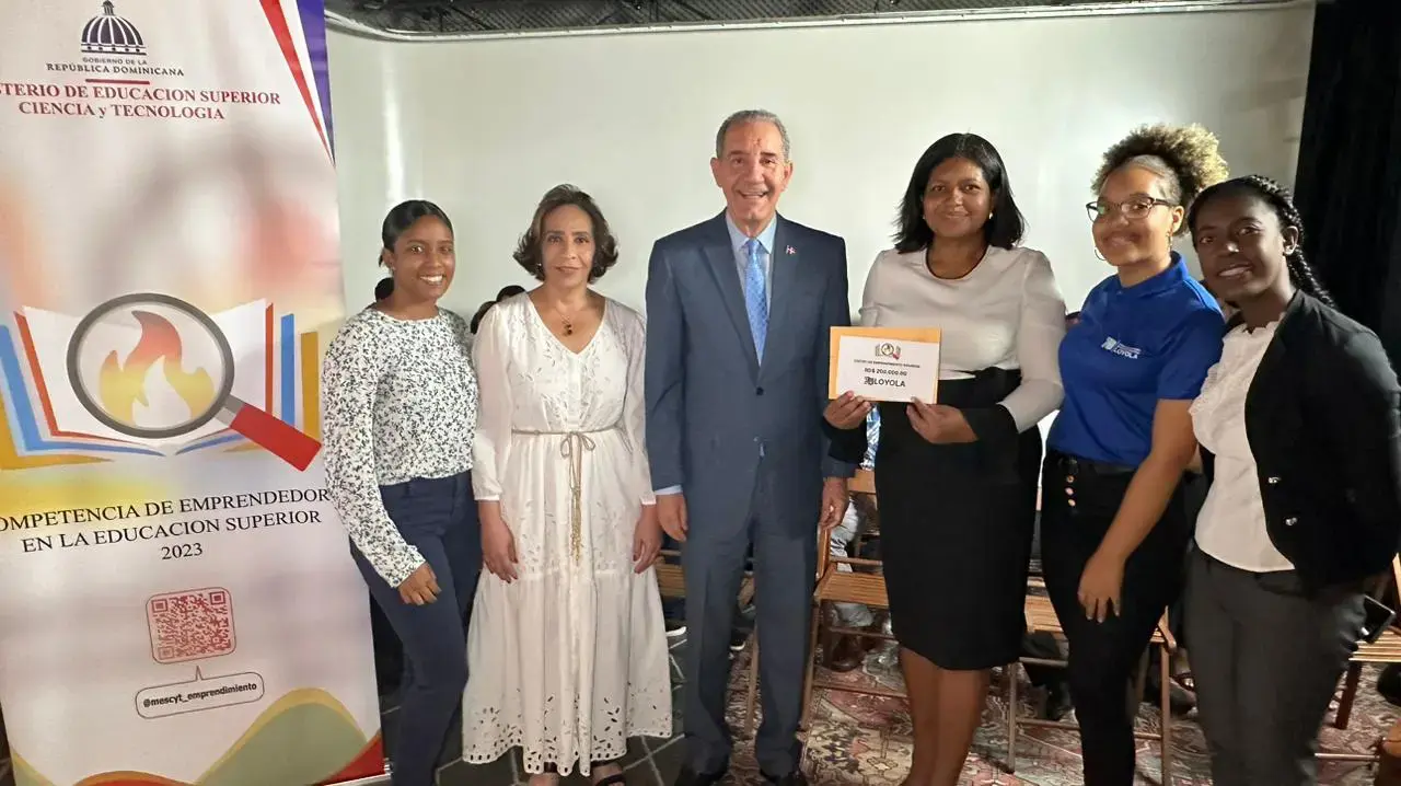 MESCYT otorga premio institucional al Centro de Emprendimiento Loyola