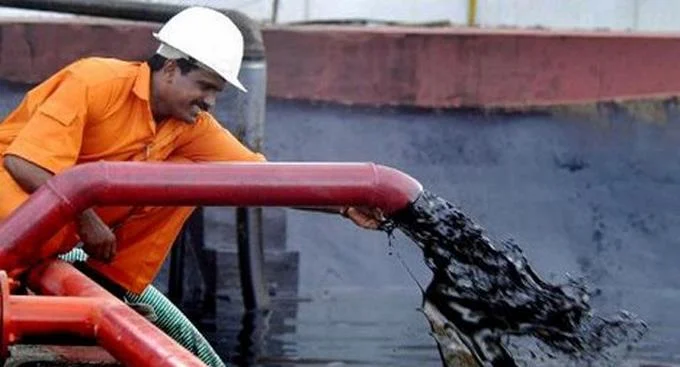 El precio del petróleo vuelve a caer por debajo de 100 dólares