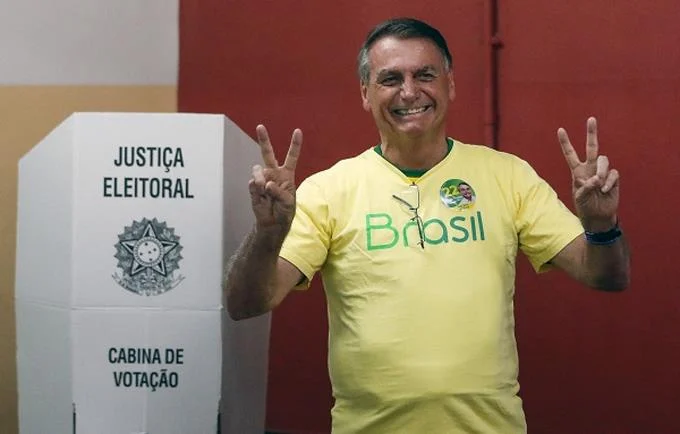 Elecciones de Brasil: Bolsonaro vota y dice que espera salir "victorioso" en la segunda vuelta