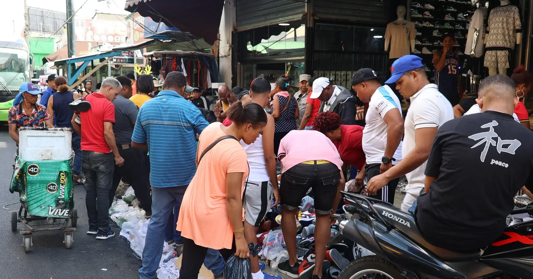 Consumidores aprovechan atractivos precios en varios productos durante el Black Friday