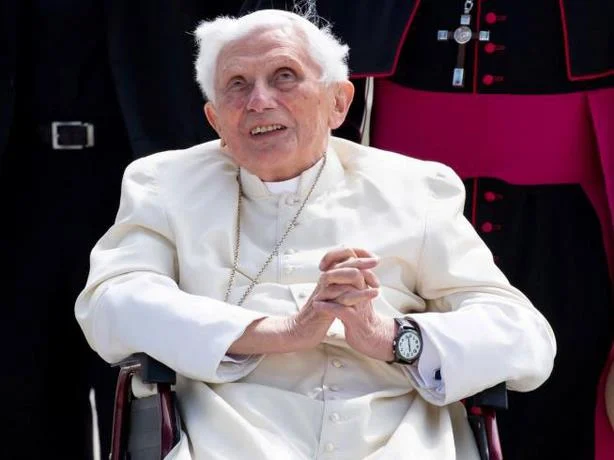 Vaticano informa Benedicto se halla &ldquo;l&uacute;cido&rdquo; y &ldquo;grave&rdquo;