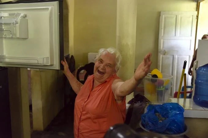 Señora que desafió la furia del río Yuna recibe ayuda