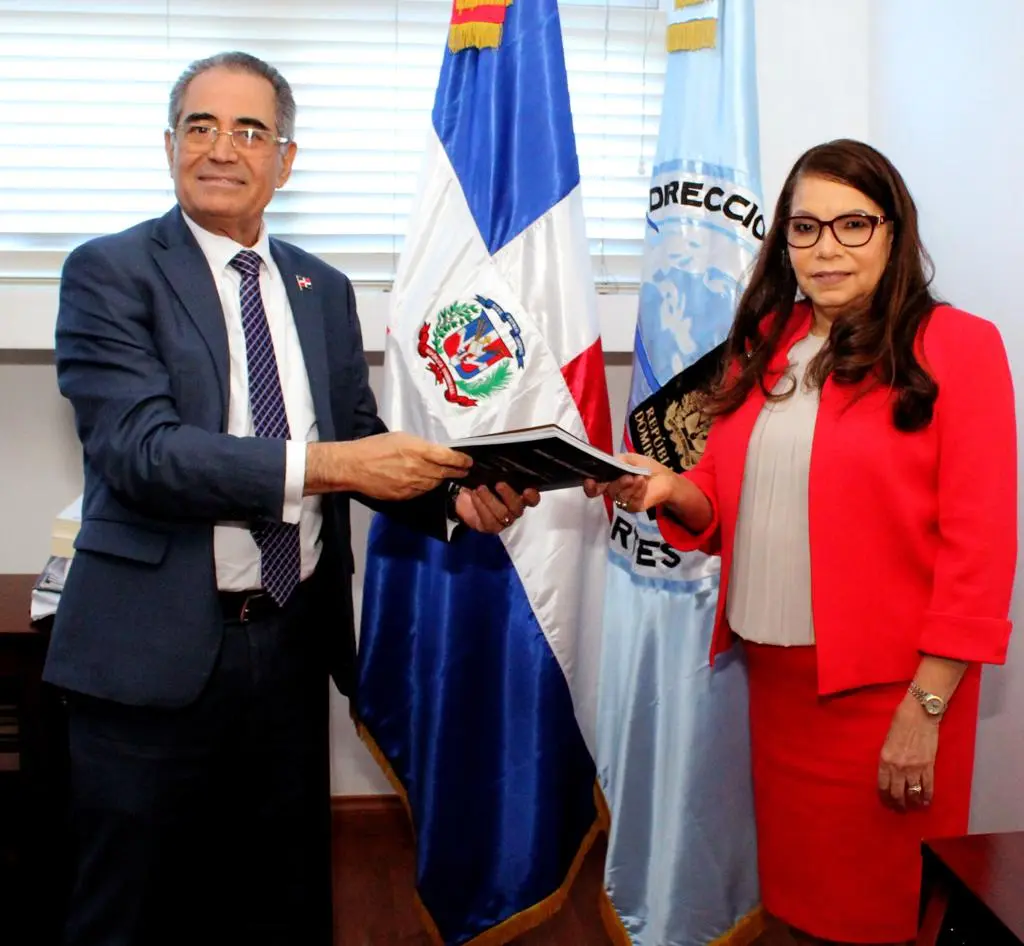 Julio Nestor Cruz Pichardo hace formar entrega a la nueva Directora General de Pasaportes Digna Reynoso