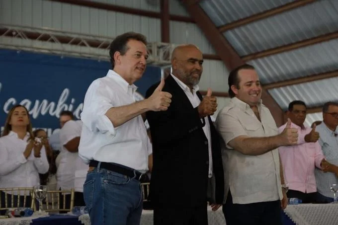 Ito y Paliza juramentan en el PRM a Olegario Lantigua, alcalde de Partido en Dajab&oacute;n