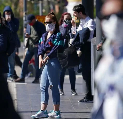 Colegio Médico pide usar mascarillas en Metro y autobuses