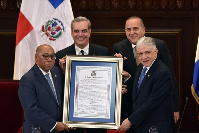El Senado le rinde homenaje a Ray Guevara