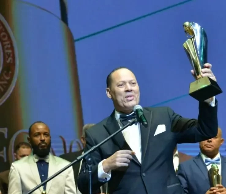 Franklin Mirabal es galardonado con el gran micrófono de Oro