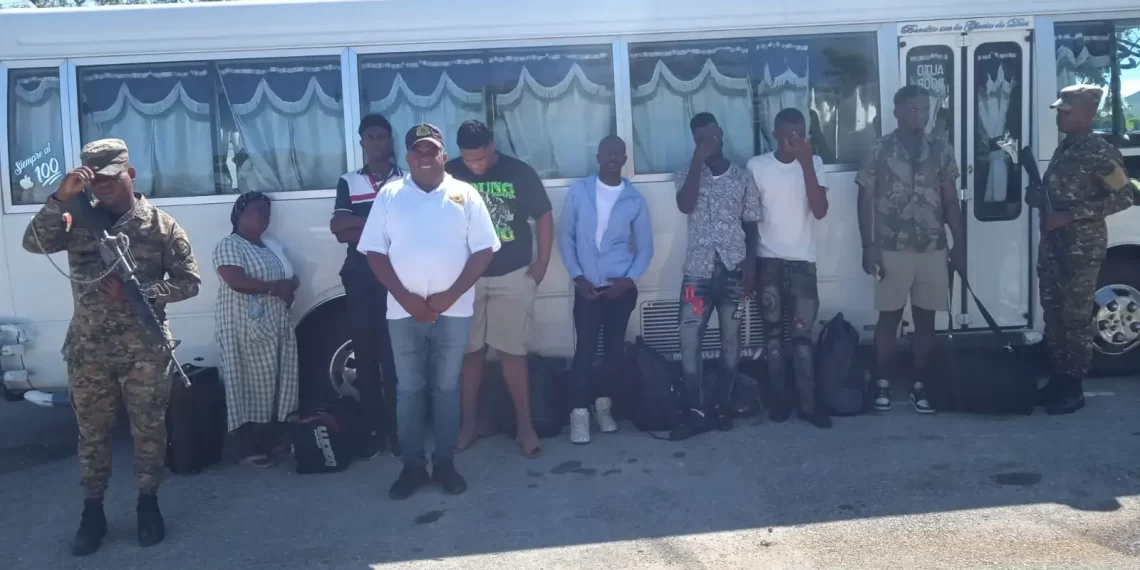 Migraci&oacute;n detiene un dominicano con 6 haitianos ilegales a bordo de un cami&oacute;n en Jiman&iacute;