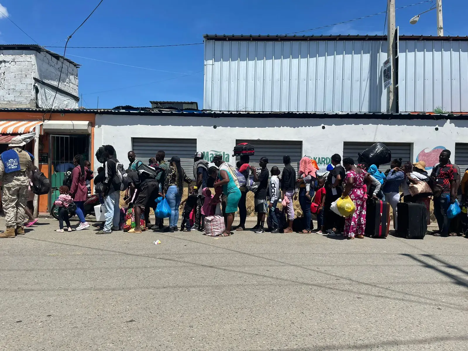 Contin&uacute;a la salida masiva de haitianos hacia su pa&iacute;s