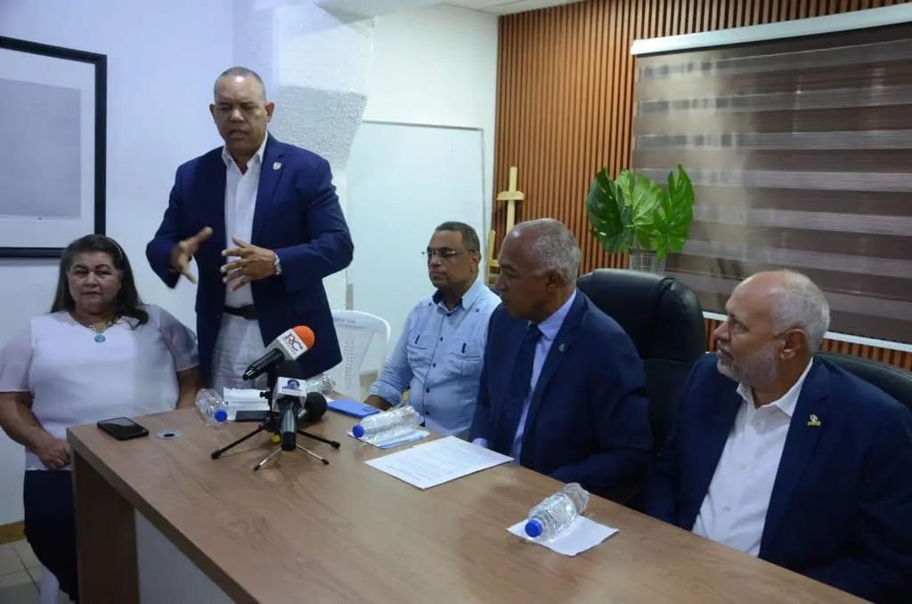 Regidores actuales de ASDE apoyan a Bertico Santana a la alcald&iacute;a