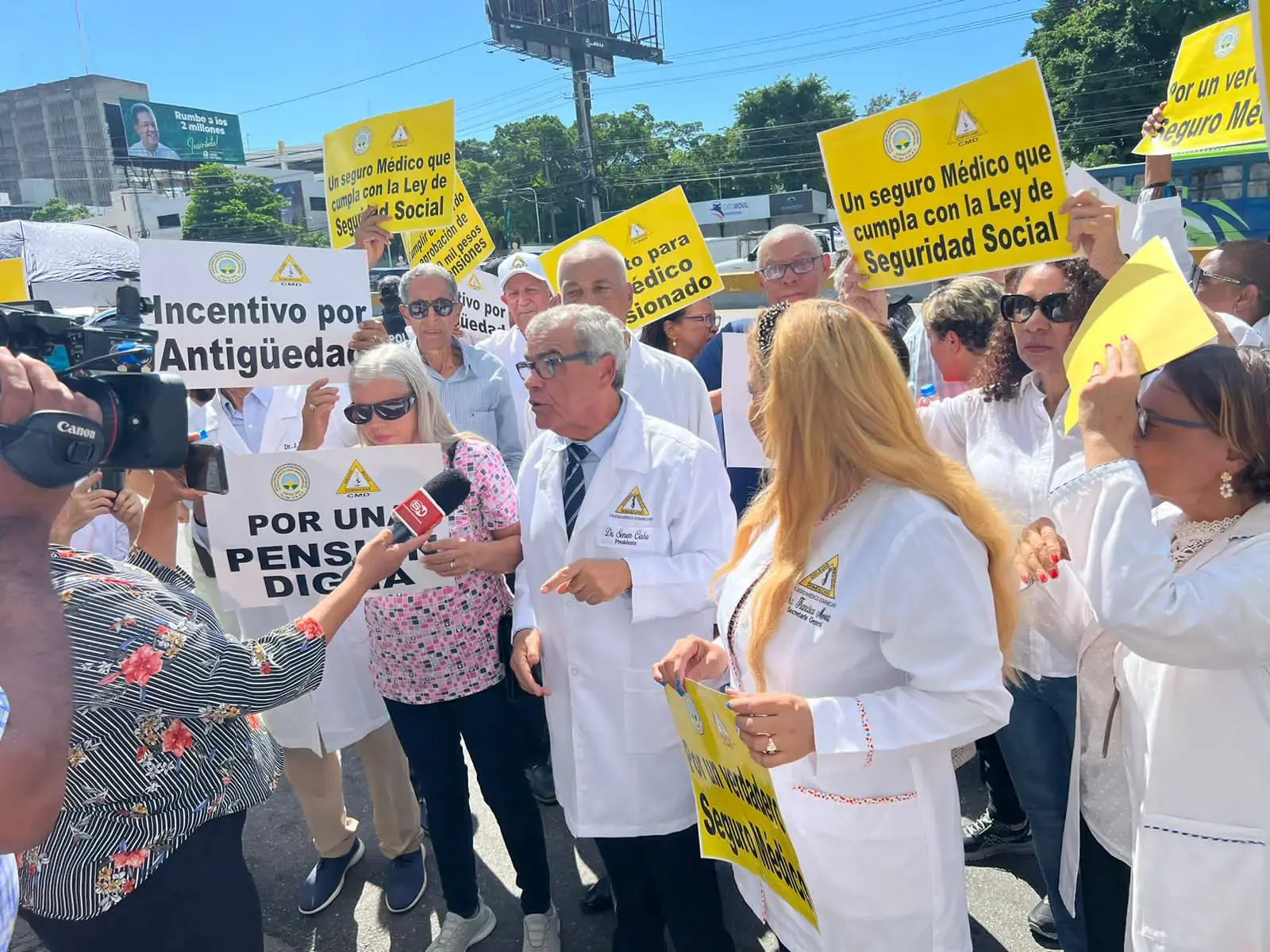 M&eacute;dicos pensionados protestan en demanda mejores condiciones en seguros de salud